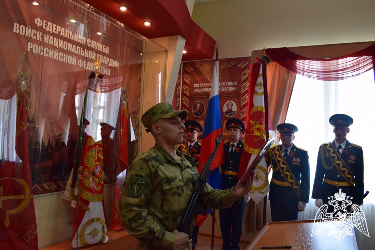 В Красноярском соединении Росгвардии военнослужащие по призыву нового пополнения приняли присягу