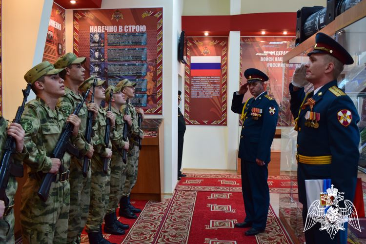 В Красноярском соединении Росгвардии военнослужащие по призыву нового пополнения приняли присягу