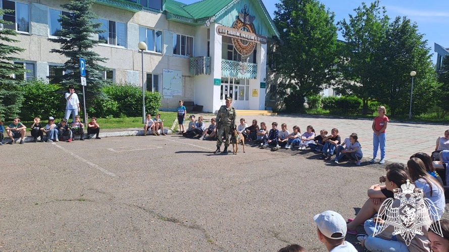 В Зеленогорске военнослужащие кинологи Росгвардии  познакомили ребят со своей профессией