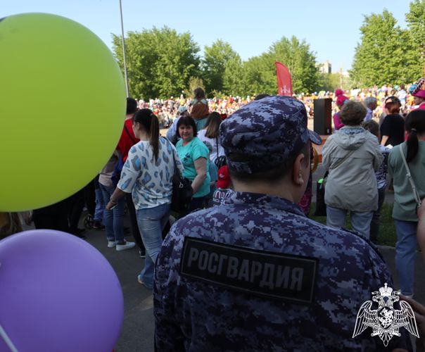 В Красноярском крае сотрудники и военнослужащие Росгвардии организовали  для детей праздник детства 