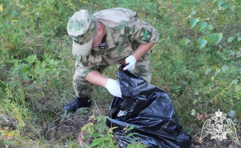 В Зеленогорске военнослужащие Росгвардии приняли участие  в общегородском субботнике