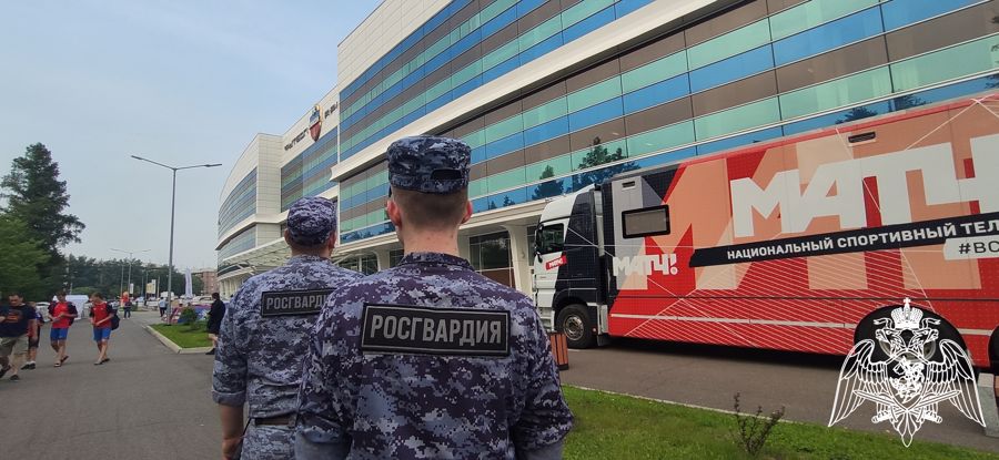 Росгвардейцы обеспечили охрану порядка футбольного матча в Красноярске