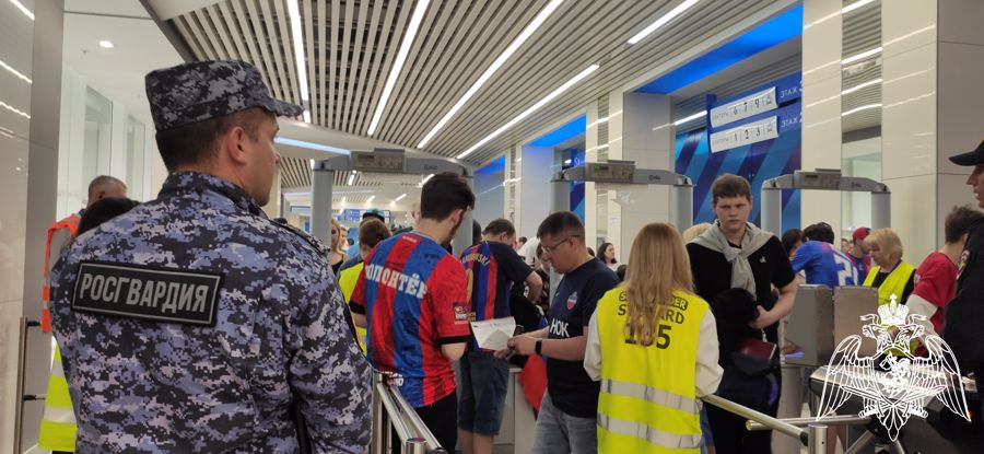 Росгвардейцы обеспечили охрану порядка футбольного матча в Красноярске