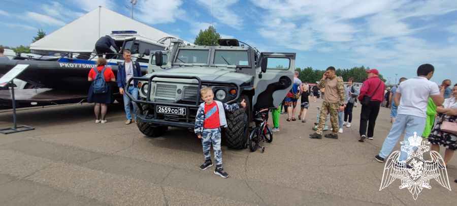 Росгвардейцы  вместе с коллегами из силовых ведомств Красноярского края в честь Дня России устроили для красноярцев и гостей города масштабный праздник