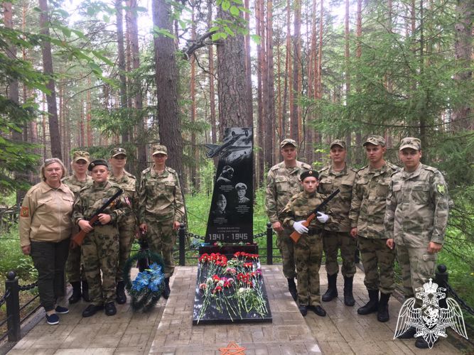 В День Памяти и скорби в Красноярском крае сотрудники и военнослужащие Росгвардии возложили цветы к мемориалам