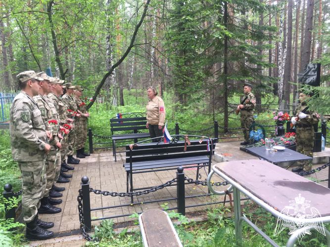В День Памяти и скорби в Красноярском крае сотрудники и военнослужащие Росгвардии возложили цветы к мемориалам