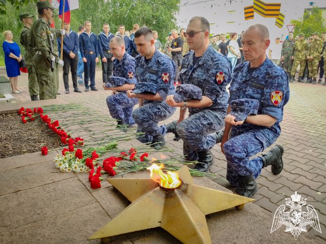 В День Памяти и скорби в Красноярском крае сотрудники и военнослужащие Росгвардии возложили цветы к мемориалам