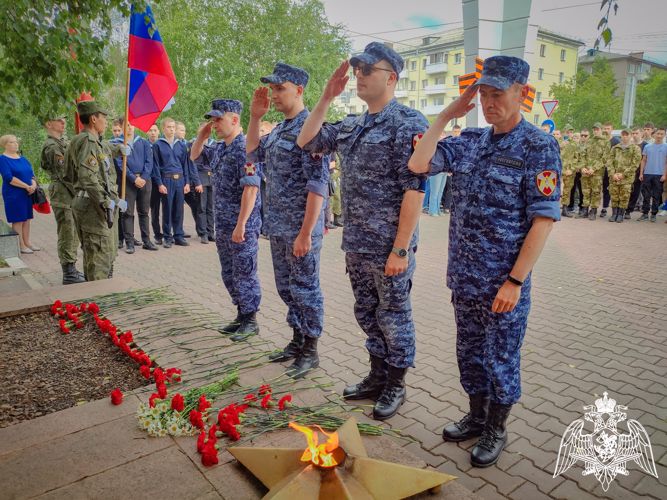 В День Памяти и скорби в Красноярском крае сотрудники и военнослужащие Росгвардии возложили цветы к мемориалам