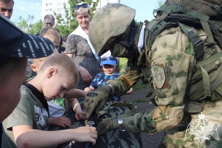 В Красноярском крае сотрудники и военнослужащие Росгвардии организовали  для детей праздник детства 