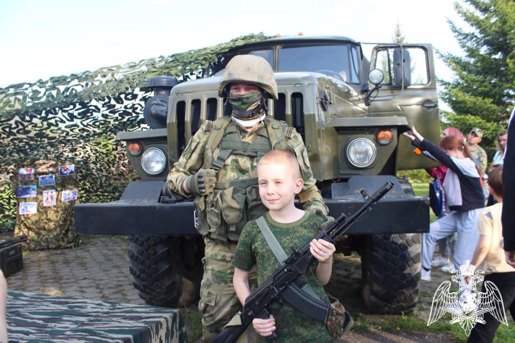 В Красноярском крае сотрудники и военнослужащие Росгвардии организовали  для детей праздник детства 