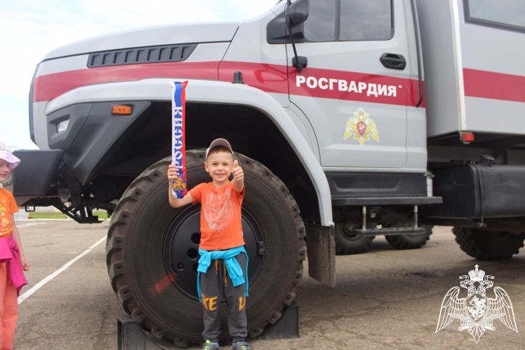 Накануне Дня России в гости к зеленогорским росгвардейцам пришли дошколята
