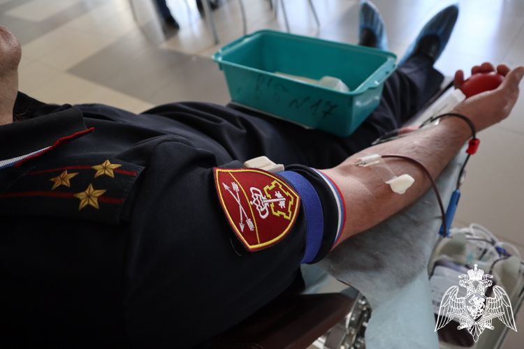Красноярские росгвардейцы сдали кровь в преддверии Дня России  и Всемирного Дня донора
