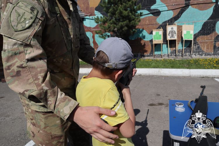 В Красноярском ОМОН на транспорте Росгвардии прошли мероприятия для детей сотрудников спецподразделения