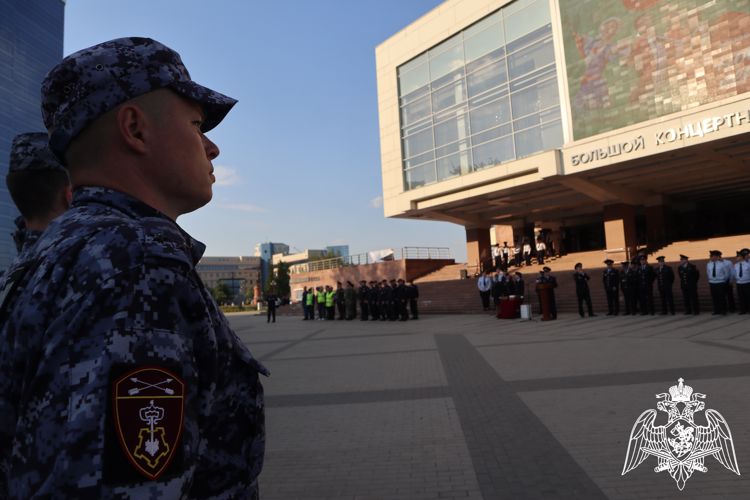 В Красноярске сотрудники Росгвардии приняли участие в гарнизонном  разводе нарядов, заступающих на службу по охране общественного порядка