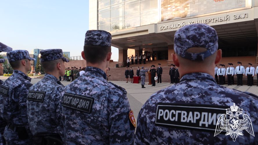 В Красноярске сотрудники Росгвардии приняли участие в гарнизонном  разводе нарядов, заступающих на службу по охране общественного порядка