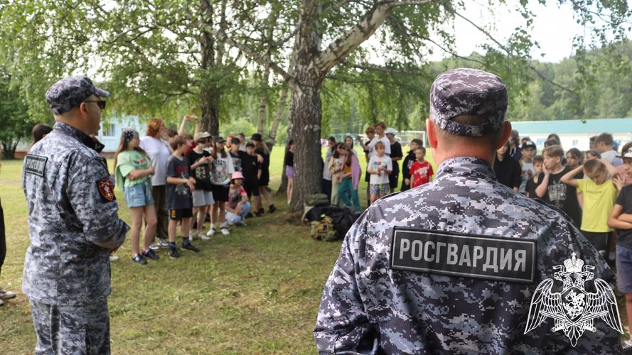 В Красноярске для детей оздоровительного лагеря росгвардейцы провели ознакомительный урок