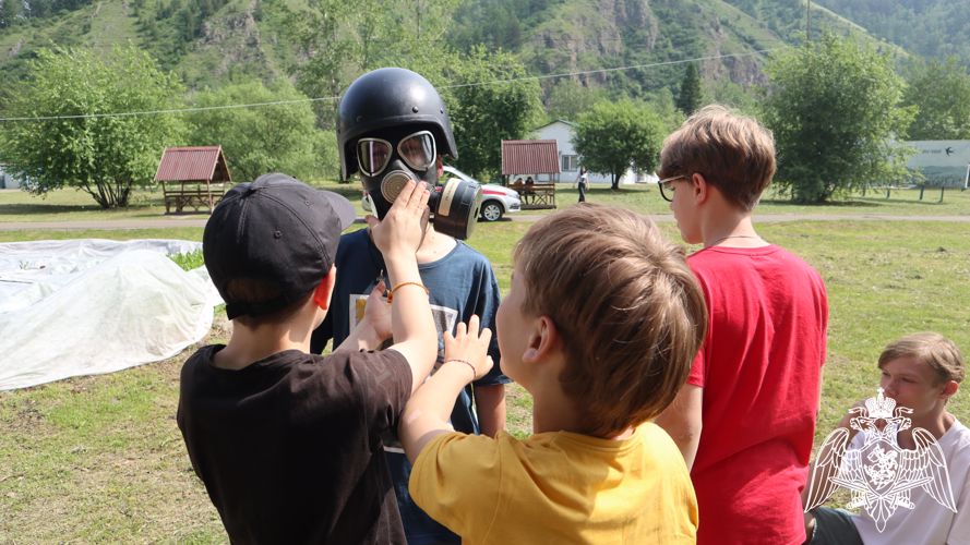 В Красноярске для детей оздоровительного лагеря росгвардейцы провели ознакомительный урок