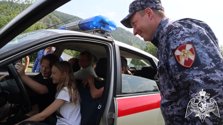 В Красноярске для детей оздоровительного лагеря росгвардейцы провели ознакомительный урок