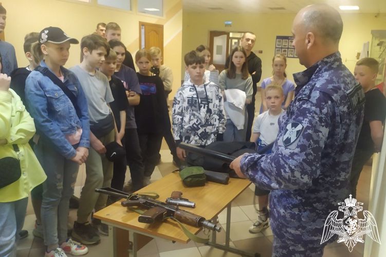 Сотрудники Росгвардии провели День открытых дверей для лесосибирских школьников 