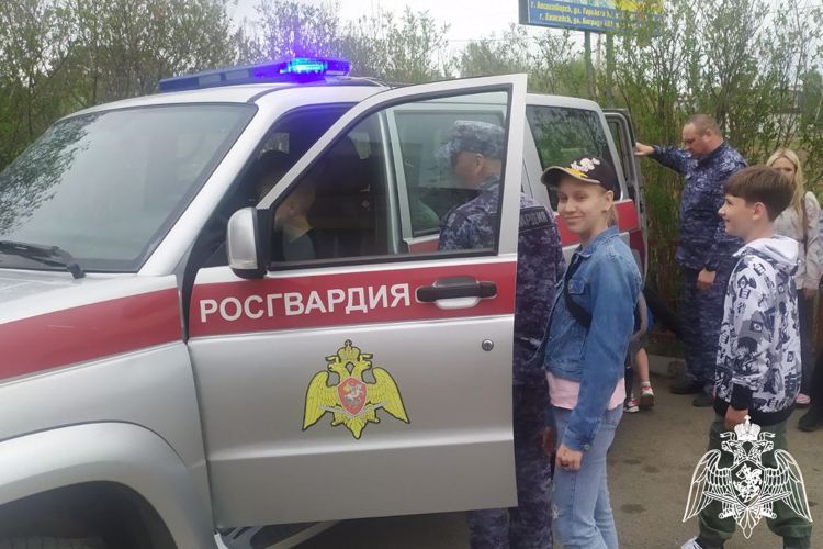 Сотрудники Росгвардии провели День открытых дверей для лесосибирских школьников 