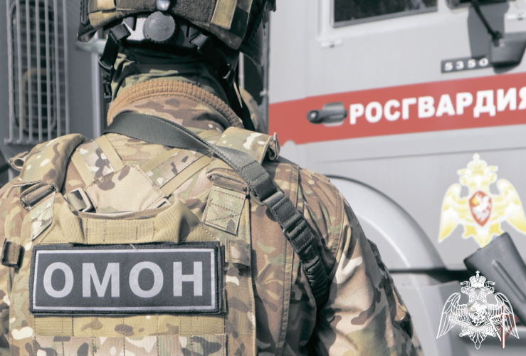 Бойцы ОМОН на транспорте Росгвардии оказали содействие сотрудникам полиции в задержании мужчины за преступление, совершенное 20 лет назад в Ачинске