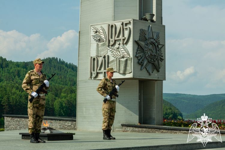 В День Памяти и скорби в Красноярском крае сотрудники и военнослужащие Росгвардии возложили цветы к мемориалам