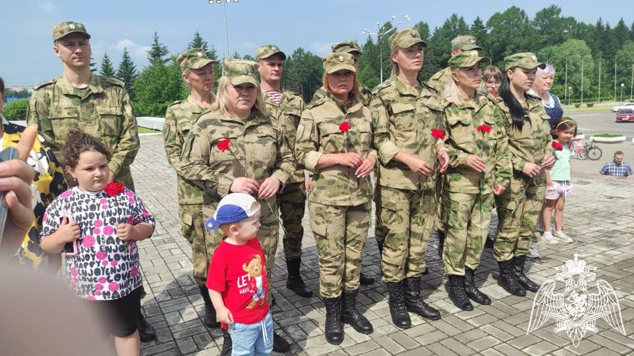 В День Памяти и скорби в Красноярском крае сотрудники и военнослужащие Росгвардии возложили цветы к мемориалам