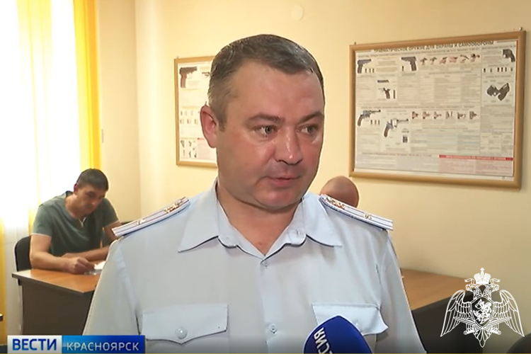 Сотрудники Росгвардии познакомили тележурналистов с правилами обучения на владение оружием