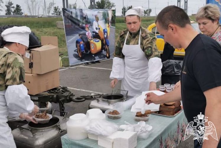В Красноярске военнослужащие Росгвардии накормили зрителей и участников автогонок, приуроченных Дню образования Госинспекции, солдатской кашей