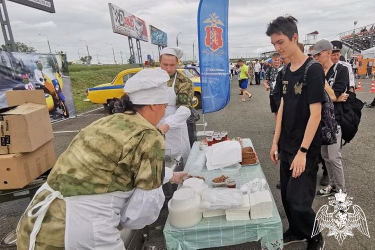 В Красноярске военнослужащие Росгвардии накормили зрителей и участников автогонок, приуроченных Дню образования Госинспекции, солдатской кашей