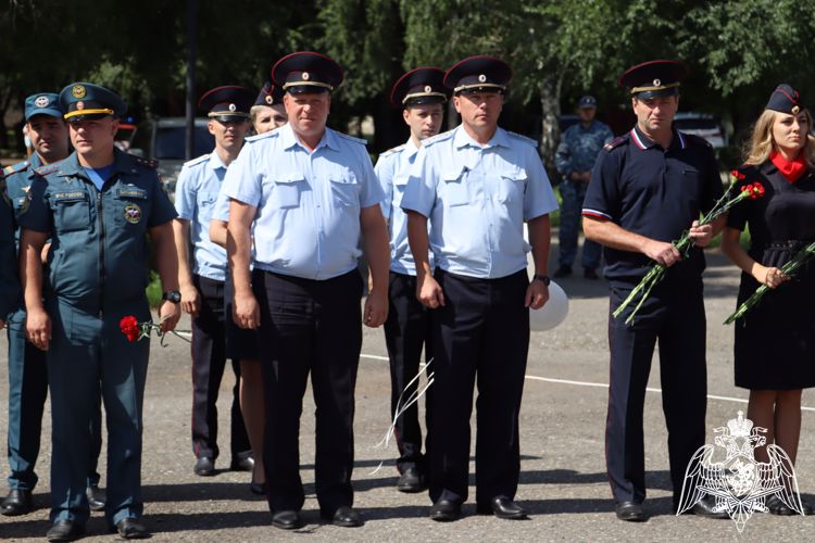 Сотрудники Росгвардии почтили память погибших детей Донбасса
