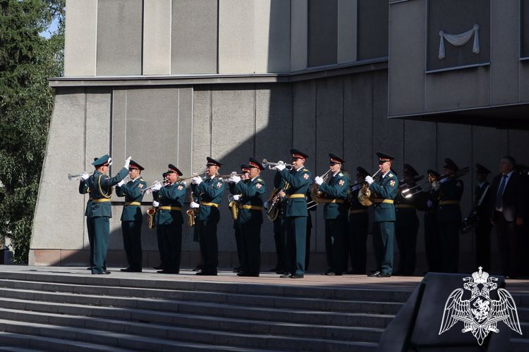 В День 80-летия Победы в Курской битвы начальник Управления Росгвардии по Красноярскому краю возложил живые цветы к Вечному огню на Мемориале Победы