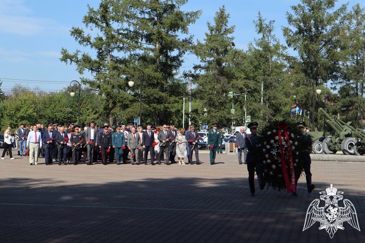 В День 80-летия Победы в Курской битвы начальник Управления Росгвардии по Красноярскому краю возложил живые цветы к Вечному огню на Мемориале Победы