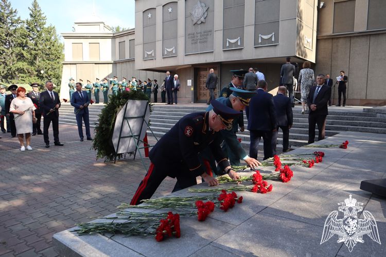 В День 80-летия Победы в Курской битвы начальник Управления Росгвардии по Красноярскому краю возложил живые цветы к Вечному огню на Мемориале Победы