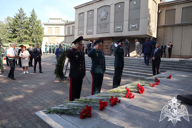 В День 80-летия Победы в Курской битвы начальник Управления Росгвардии по Красноярскому краю возложил живые цветы к Вечному огню на Мемориале Победы