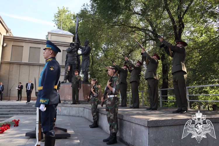В День 80-летия Победы в Курской битвы начальник Управления Росгвардии по Красноярскому краю возложил живые цветы к Вечному огню на Мемориале Победы