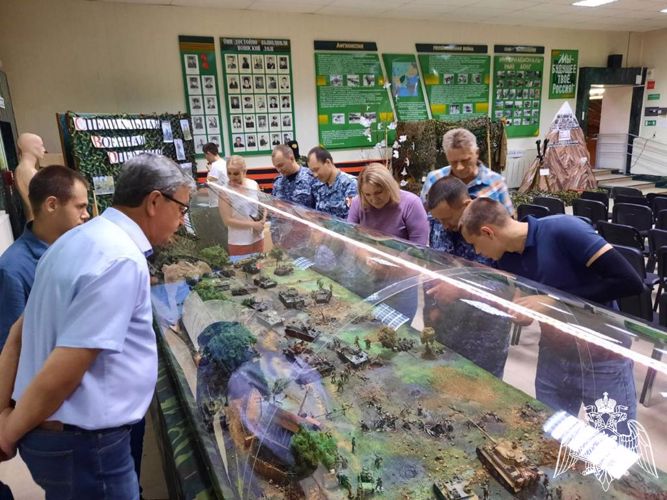 В преддверии 80-летия Победы в Курской битве сотрудники Росгвардии посетили Зеленогорский Музей боевой славы