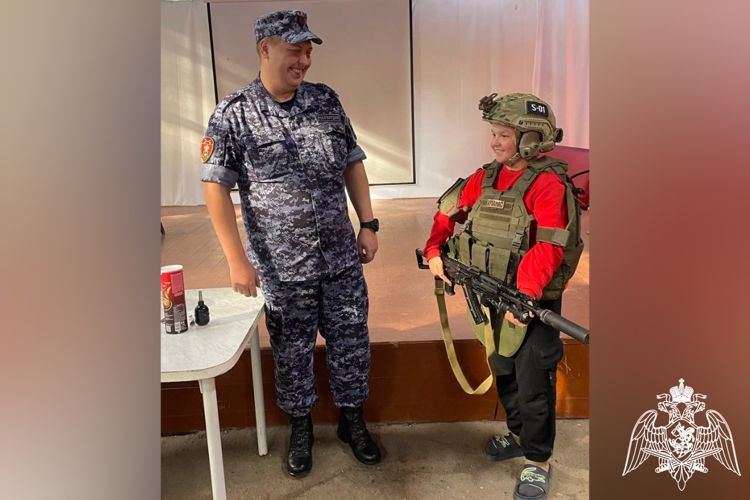 Красноярские сотрудники Росгвардии в рамках акции «Каникулы с Росгвардией» провели Урок Мужества для ребят детского лагеря
