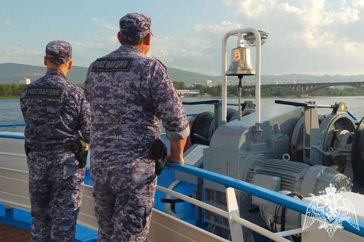 Росгвардейцы помогли спасти упавшую в реку Енисей женщину