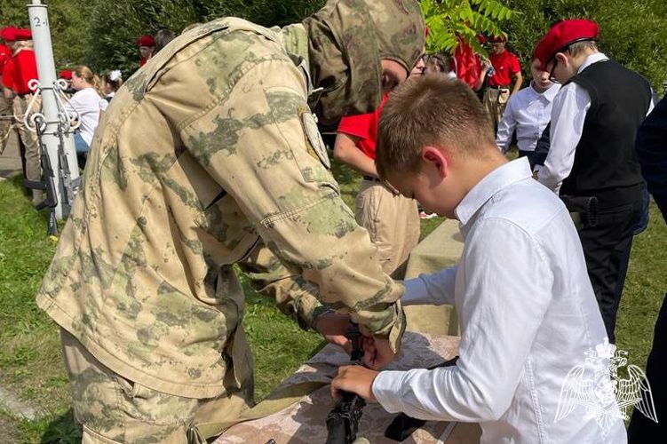Военнослужащие Росгвардии в Зеленогорске приняли участие в комплексе мероприятий на День знаний