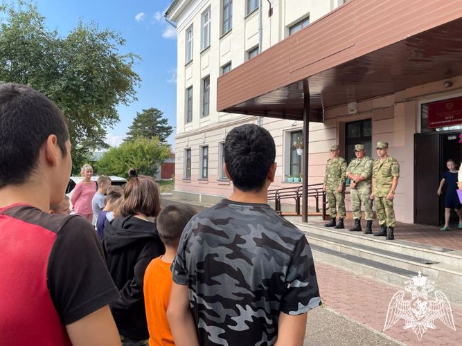 Военнослужащие Росгвардии в Зеленогорске приняли участие в комплексе мероприятий на День знаний