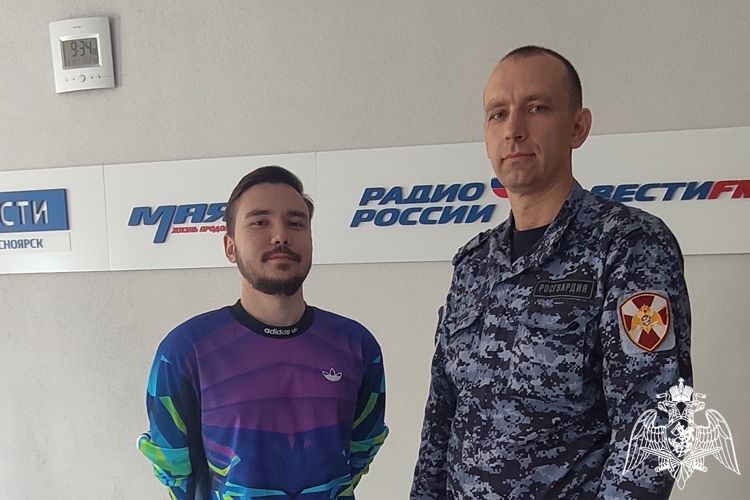 Офицер Росгвардии в радио эфире рассказал о безопасности образовательных учреждений в Красноярском крае