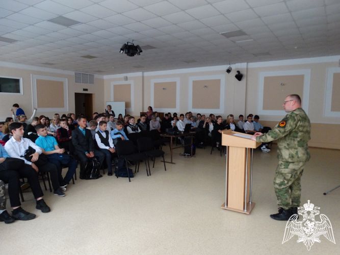 Военнослужащие Росгвардии провел Урок мужества для старшеклассников в Железногорске