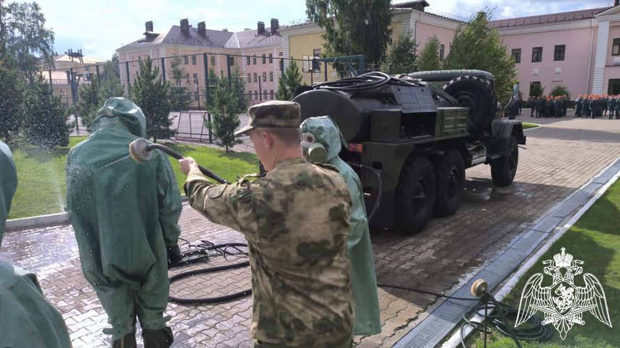 В Сибирской пожарно-спасательной академии росгвардейцы обучили курсантов РХБ защите