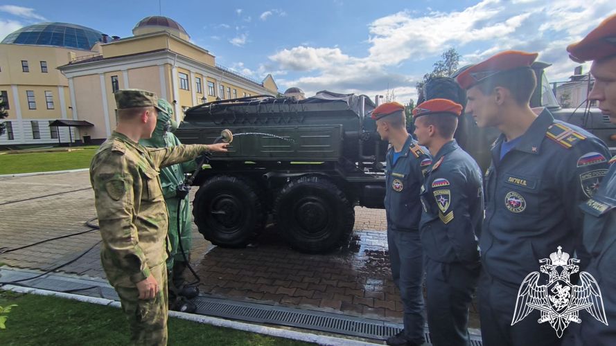 В Сибирской пожарно-спасательной академии росгвардейцы обучили курсантов РХБ защите