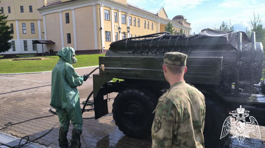 В Сибирской пожарно-спасательной академии росгвардейцы обучили курсантов РХБ защите