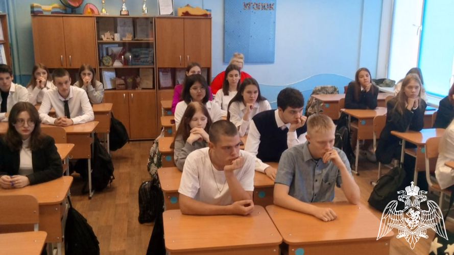 Военнослужащие Красноярского соединения Росгвардии провели урок мужества для школьников