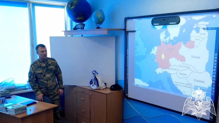 Военнослужащие Красноярского соединения Росгвардии провели урок мужества для школьников