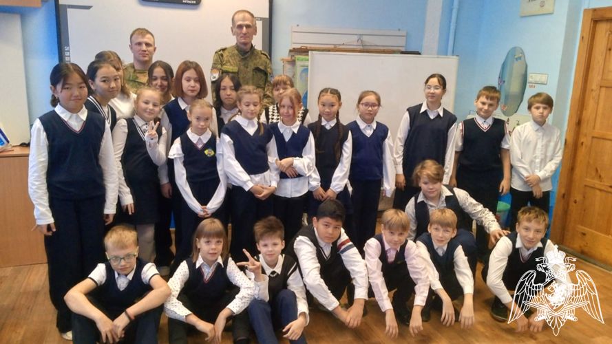 Военнослужащие Красноярского соединения Росгвардии провели урок мужества для школьников