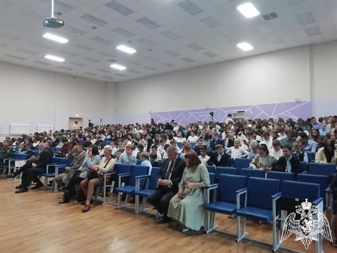 В красноярской школе прошла презентация учебного фильма с участием ветерана спецподразделения Росгвардии